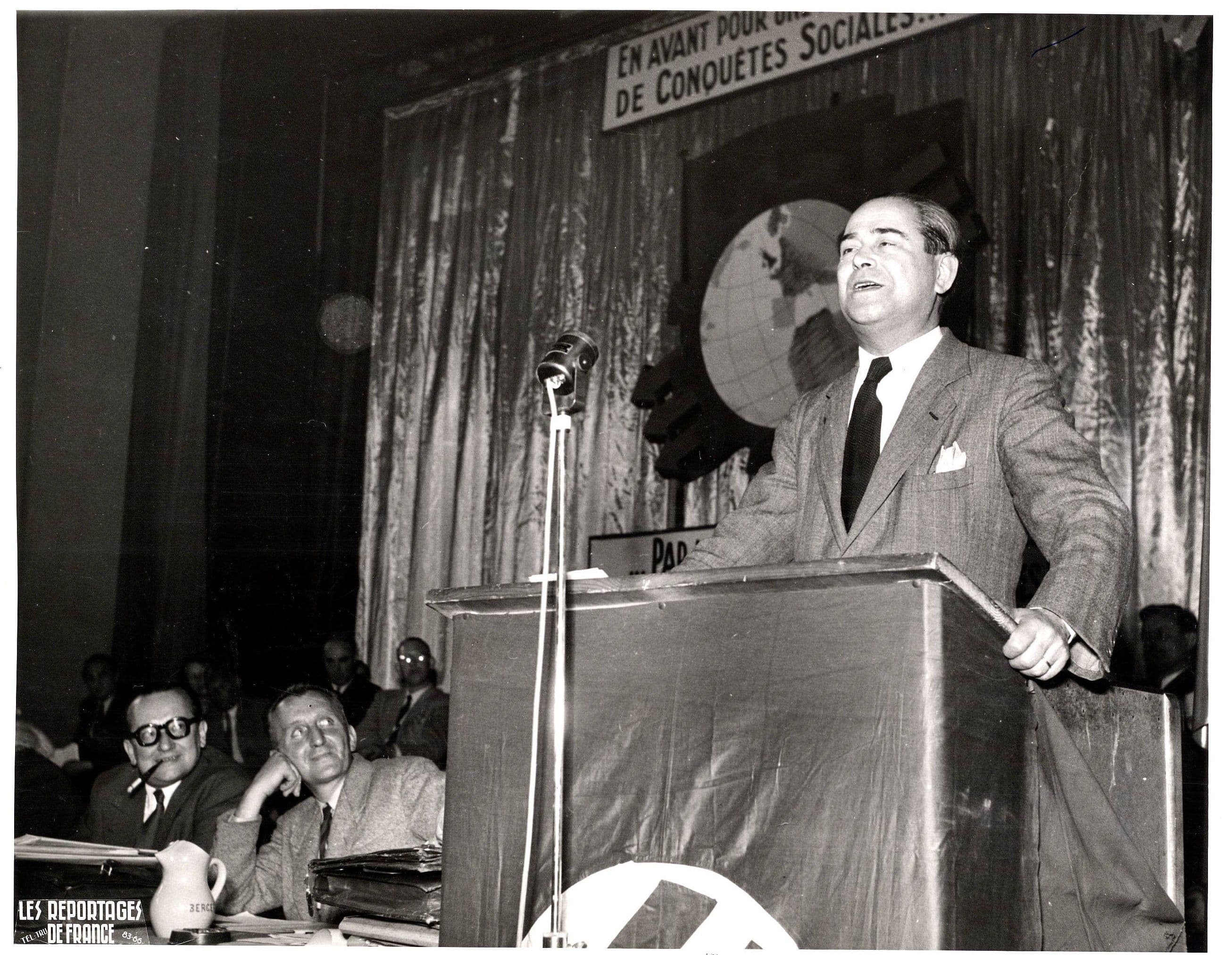 Rodolfo Llopis interviniendo en conferencia de la Internacional Socialista