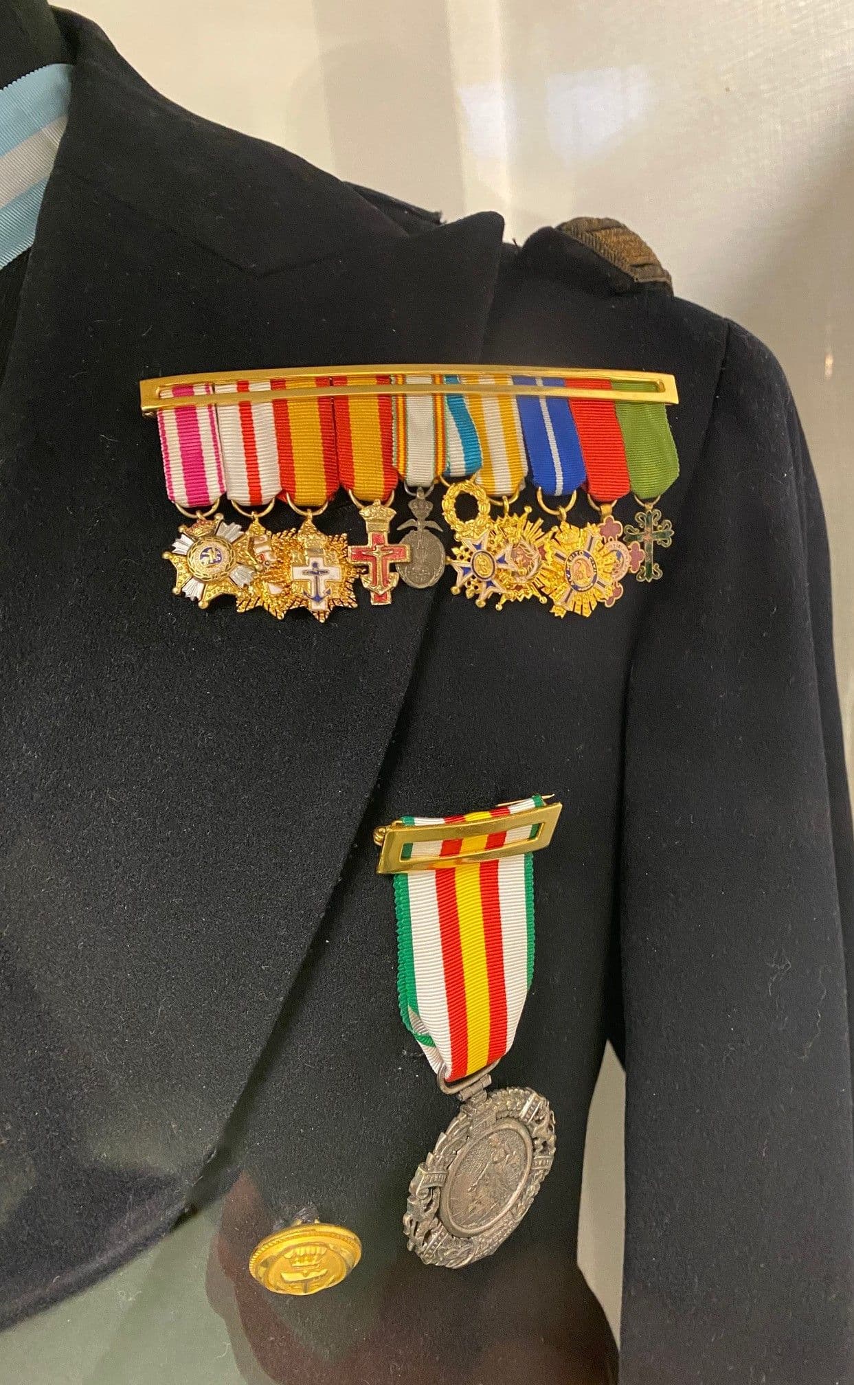 Distintivos condecorativos en el traje del Almirante Julio Guillén Tato