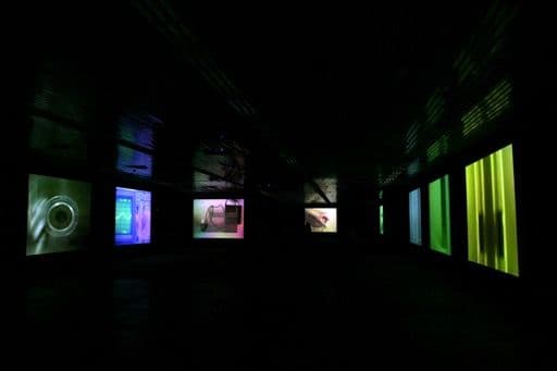 Fundación Mediterráneo - Obras: Ejercitaciones sobre la electricidad (Vídeo instalación 8 monitores /proyecciones)