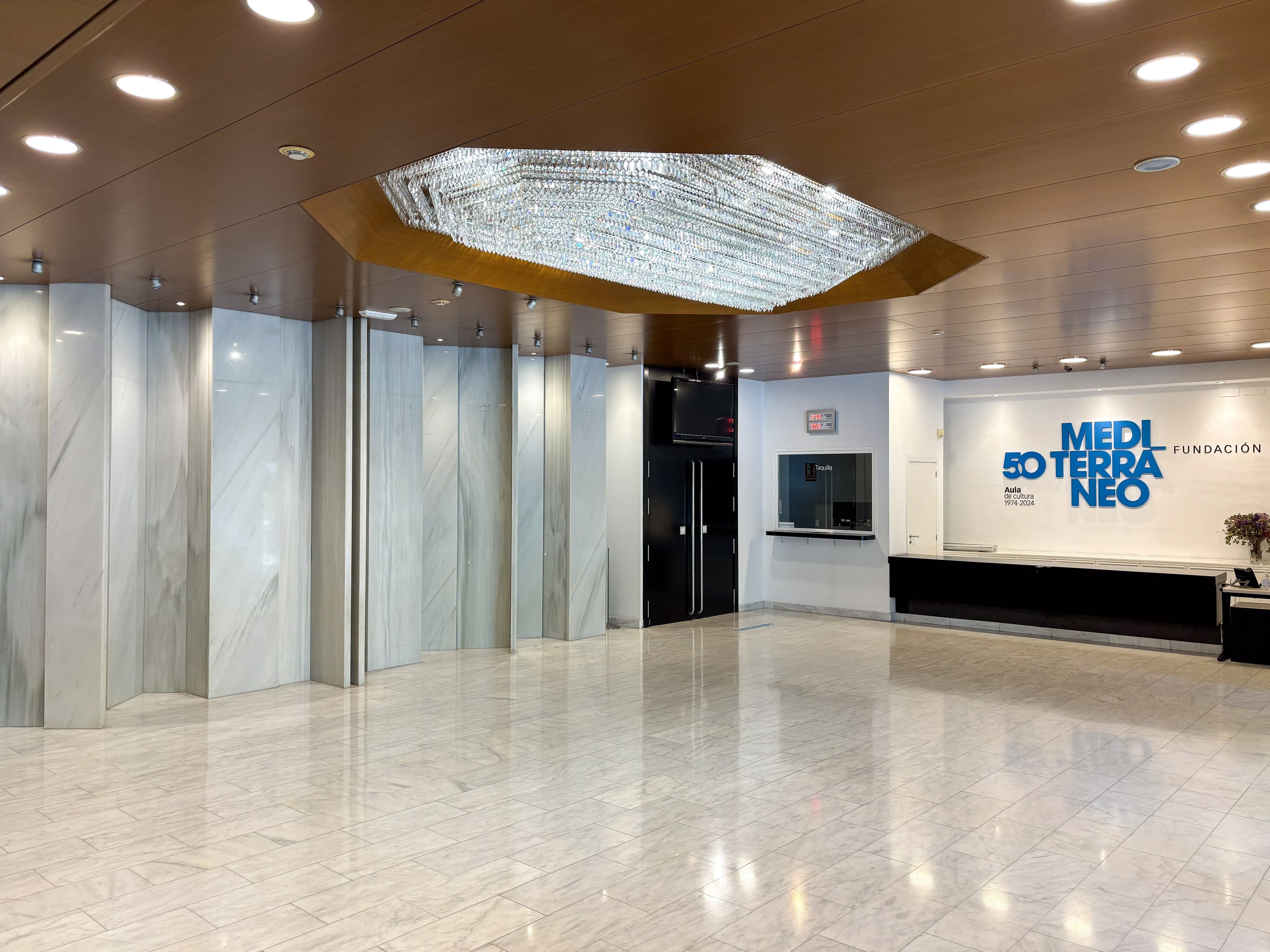 Lámpara y entrada al Auditorio