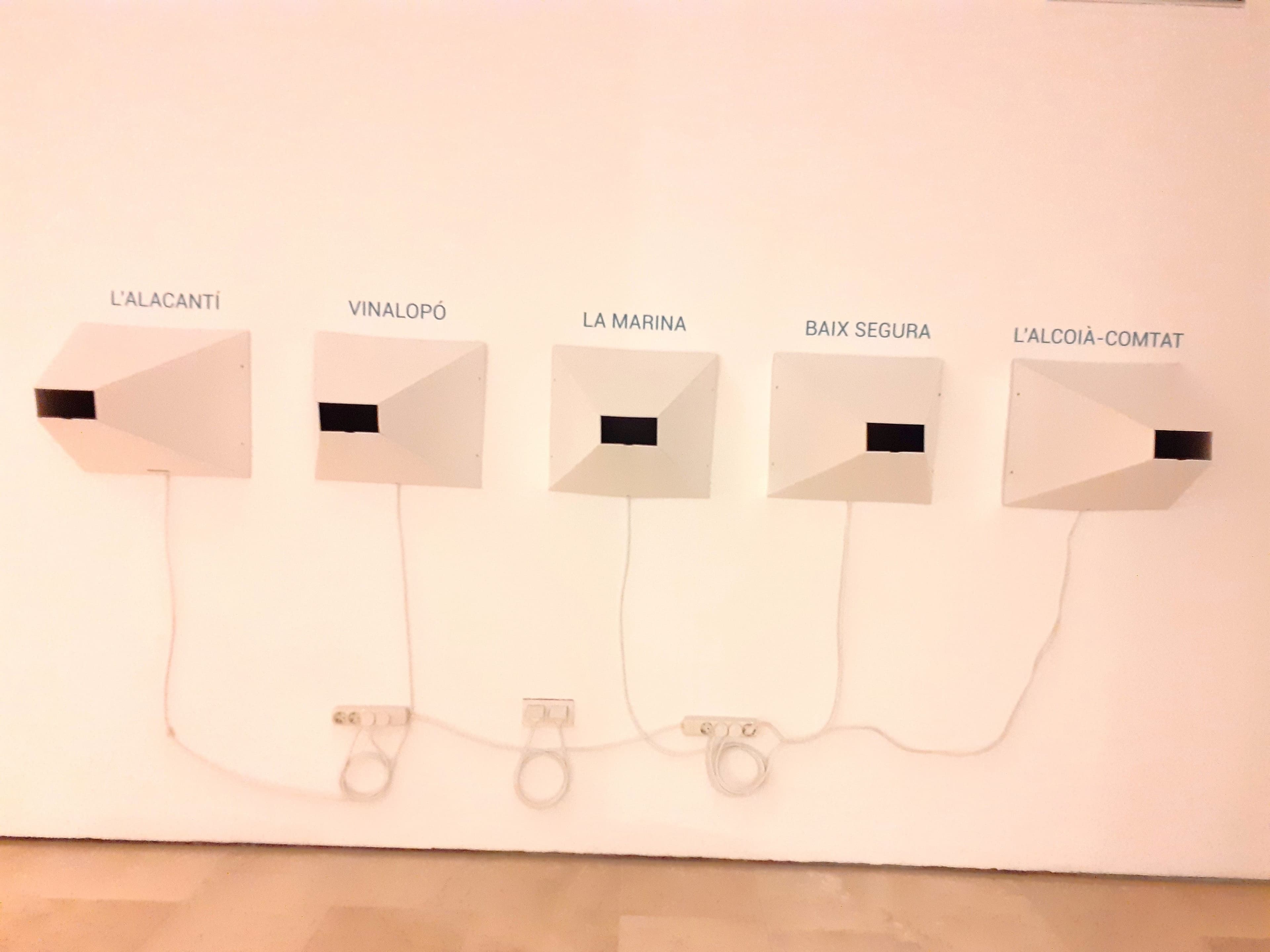 Visores con imágenes de paisajes, productos y platos de nuestra provincia