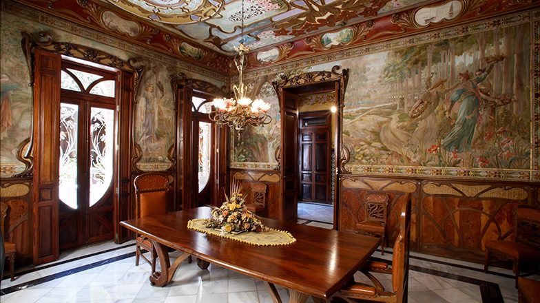 Habitación de la Casa Museo Modernista de Novelda. Muebles de madera y paredes pintadas
