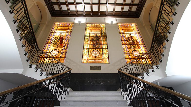 Fotografía de las escaleras del centro cultural de Fundación Mediterráneo en Alcoy