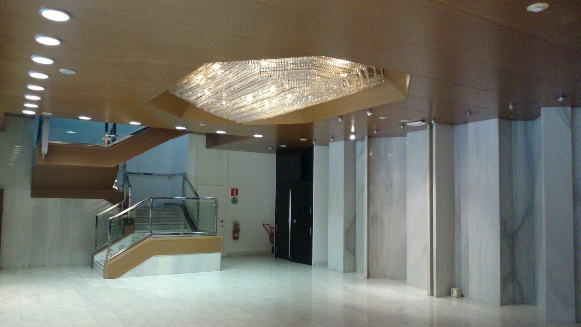 Fotografía de la entrada y escaleras de Fundación Mediterráneo Alicante