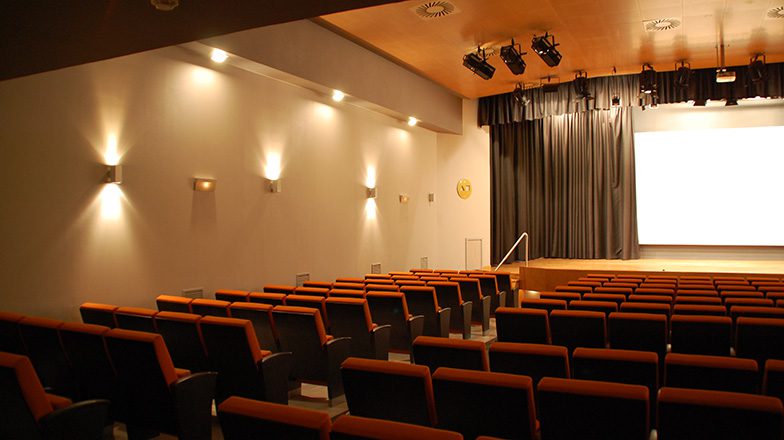 Fotografía desde el interior de la sala de actuaciones y espectáculos del Centro Cultural de Cartagena