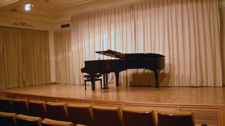 Fotografía del Escenario con el piano de cola del Centro Cultural de Elche