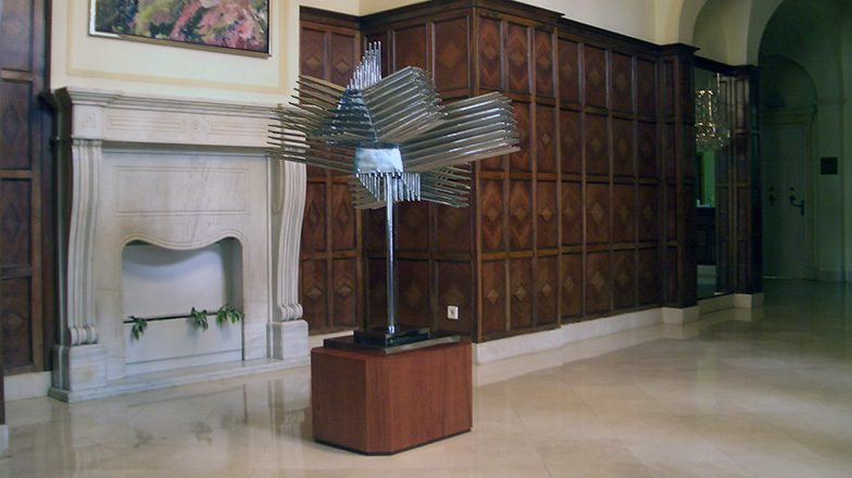 Fotografía de la escultura del interior del Centro Cultural de Elche. Fundación Mediterráneo